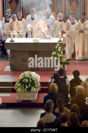 Bonn, Germania. 21 Maggio, 2016. Dean Wolfgang Picken (M) alla bara durante il funerale di una vittima di un attacco di battitura, Niklas P, a Bonn, Germania, 21 maggio 2016. Il funerale si svolge nella Marienkirche nel quartiere di Bad Godesberg. Foto: HENNING KAISER/DPA/Alamy Live News Foto Stock