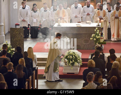 Bonn, Germania. 21 Maggio, 2016. Dean Wolfgang Picken (M) alla bara durante il funerale di una vittima di un attacco di battitura, Niklas P, a Bonn, Germania, 21 maggio 2016. Il funerale si svolge nella Marienkirche nel quartiere di Bad Godesberg. Foto: HENNING KAISER/DPA/Alamy Live News Foto Stock