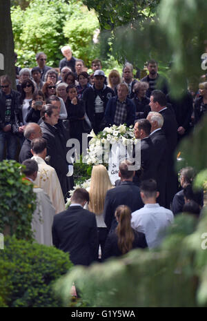 Bonn, Germania. 21 Maggio, 2016. Lutto al cimitero dopo il funerale di un vitcim di un attacco di battitura, Niklas P, a Bonn, Germania, 21 Maggio 2016.Il funerale ha avuto luogo nel quartiere di Bad Godesberg. Foto: HENNING KAISER/DPA/Alamy Live News Foto Stock