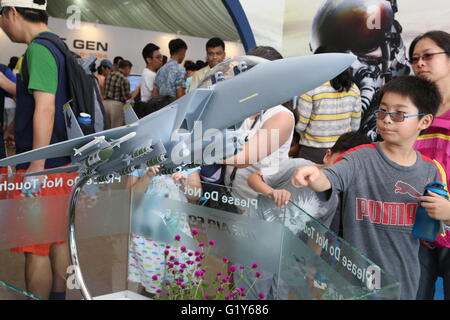 Singapore. 21 Maggio, 2016. Il pubblico visita la mostra interattiva gallery sulla Repubblica di Singapore Air Force (RSAF) Open House a Paya Lebar Air Base in Singapore, 21 maggio 2016. La RSAF Open House 2016 dato dei calci fuori alla Paya Lebar Air Base di sabato con attività divertenti. I visitatori possono osservare antenna visualizza le funzionalità e le dimostrazioni, tour mostra interattiva gallery, esperienza di corse degli aeromobili nonché interagire con RSAF durante i due giorni della manifestazione. Credito: Bao Xuelin/Xinhua/Alamy Live News Foto Stock