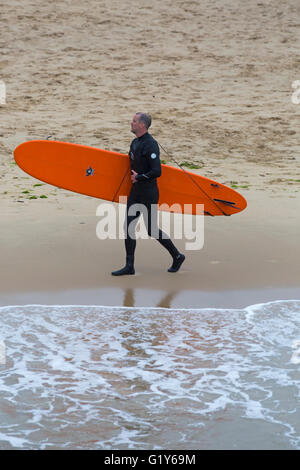 Bournemouth Dorset, Regno Unito 21 maggio 2016. Surfer a piedi in mare tenendo tavole da surf a Bournemouth Beach su un umido giorno piovoso. Credito: Carolyn Jenkins/Alamy Live News Foto Stock