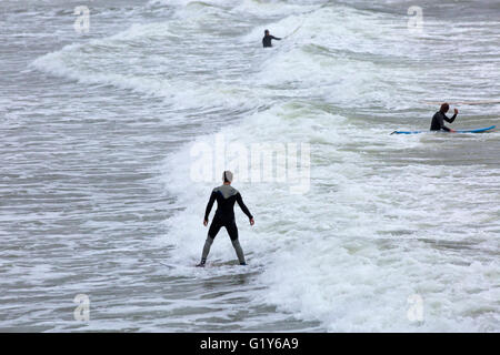 Bournemouth Dorset, Regno Unito 21 maggio 2016. Regno Unito meteo: wet Rainy day a Bournemouth Beach. Surfers approfittare di condizioni difficili a credito: Carolyn Jenkins/Alamy Live News Foto Stock