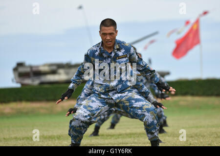 Sattahip, Thailandia. 21 Maggio, 2016. Marines cinese di prendere parte alla cerimonia di apertura per un giunto esercitazione militare in Sattahip Base Navale, Chon Buri provincia, Thailandia, il 21 maggio 2016. Thai e Cinese marine corps terrà una cerimonia di apertura di un programma comune di esercitazione militare denominata sciopero blu 2016 qui il sabato. Credito: Li Mangmang/Xinhua/Alamy Live News Foto Stock