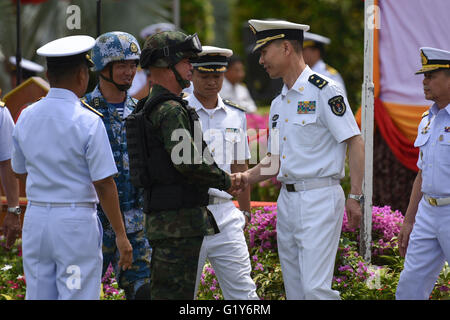 Sattahip, Thailandia. 21 Maggio, 2016. Wang Hai (R, anteriore), vice comandante della Marina Militare Cinese, scuote le mani con un Thai marine durante la cerimonia di apertura di un programma comune di esercitazione militare in Sattahip Base Navale, Chon Buri provincia, Thailandia, il 21 maggio 2016. Thai e Cinese marine corps terrà una cerimonia di apertura di un programma comune di esercitazione militare denominata sciopero blu 2016 qui il sabato. Credito: Li Mangmang/Xinhua/Alamy Live News Foto Stock