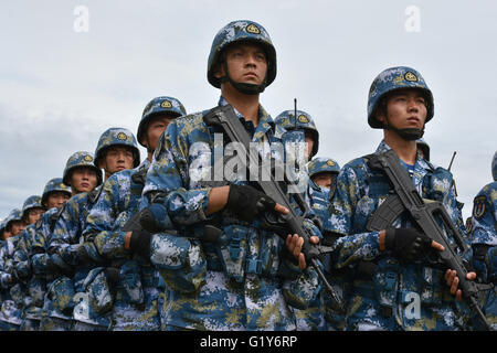 Sattahip, Thailandia. 21 Maggio, 2016. Marines cinese di prendere parte alla cerimonia di apertura per un giunto esercitazione militare in Sattahip Base Navale, Chon Buri provincia, Thailandia, il 21 maggio 2016. Thai e Cinese marine corps terrà una cerimonia di apertura di un programma comune di esercitazione militare denominata sciopero blu 2016 qui il sabato. Credito: Li Mangmang/Xinhua/Alamy Live News Foto Stock