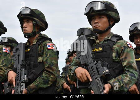 Sattahip, Thailandia. 21 Maggio, 2016. Thai marines prendere parte alla cerimonia di apertura per un giunto esercitazione militare in Sattahip Base Navale, Chon Buri provincia, Thailandia, il 21 maggio 2016. Thai e Cinese marine corps terrà una cerimonia di apertura di un programma comune di esercitazione militare denominata sciopero blu 2016 qui il sabato. Credito: Li Mangmang/Xinhua/Alamy Live News Foto Stock