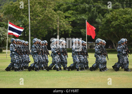 Sattahip, Thailandia. 21 Maggio, 2016. Marines cinese di prendere parte alla cerimonia di apertura per un giunto esercitazione militare in Sattahip Base Navale, Chon Buri provincia, Thailandia, il 21 maggio 2016. Thai e Cinese marine corps terrà una cerimonia di apertura di un programma comune di esercitazione militare denominata sciopero blu 2016 qui il sabato. Credito: Li Mangmang/Xinhua/Alamy Live News Foto Stock