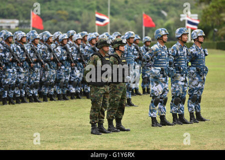 Sattahip, Thailandia. 21 Maggio, 2016. Cinese e tailandese marines prendere parte alla cerimonia di apertura per un giunto esercitazione militare in Sattahip Base Navale, Chon Buri provincia, Thailandia, il 21 maggio 2016. Thai e Cinese marine corps terrà una cerimonia di apertura di un programma comune di esercitazione militare denominata sciopero blu 2016 qui il sabato. Credito: Li Mangmang/Xinhua/Alamy Live News Foto Stock