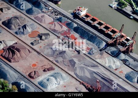 Amburgo, Germania. 05 Maggio, 2016. Vista aerea del Hansaport nel quartiere Altenwerder di Amburgo, Germania, 05 maggio 2016. È il più grande della Germania, terminale portuale per materiale sfuso come minerale di ferro e carbone. Foto: Markus SCHOLZ/dpa/Alamy Live News Foto Stock