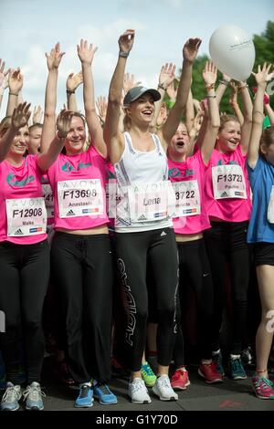 Berlino, Germania. 21 Maggio, 2016. Modello tedesco Lena Gercke (m) prende parte all'Avon a 5 km femminile di gara senza tempi di conservazione, a Berlino, Germania, 21 maggio 2016. Foto: JOERG CARSTENSEN/dpa/Alamy Live News Foto Stock