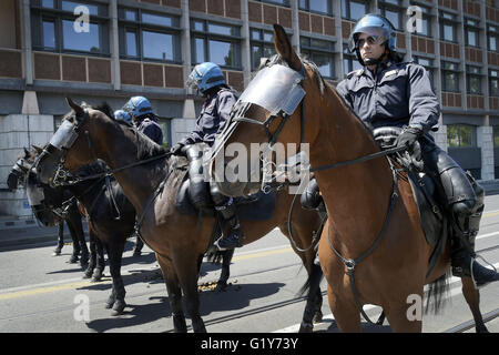 Roma, Italia. 21 Maggio, 2016. Marzo organizzato da Casapound Italia ( italiano di estrema destra) contro l'Unione europea e politica di immigrazione, è partito questa mattina da Piazza Vittorio.i manifestanti, secondo il leader di CPI Gianluca Iannone, ci sono stati più di diecimila, sono poi arrivati a Colle Oppio, qui è stato allestito un piccolo stadio da cui sarà un incontro degli organizzatori dopo che si esibiranno nel pomeriggio alcune bande di estrema destra per l'ottava edizione del concerto '' Il den di tigri . Credito: ZUMA Press, Inc./Alamy Live News Foto Stock