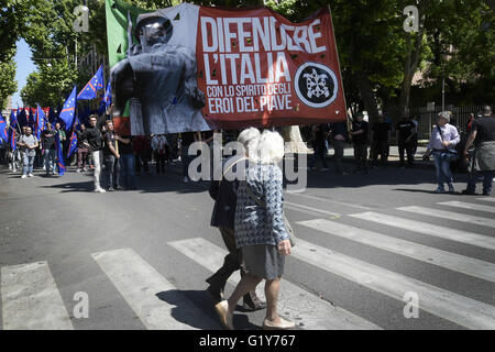 Roma, Italia. 21 Maggio, 2016. Marzo organizzato da Casapound Italia ( italiano di estrema destra) contro l'Unione europea e politica di immigrazione, è partito questa mattina da Piazza Vittorio.i manifestanti, secondo il leader di CPI Gianluca Iannone, ci sono stati più di diecimila, sono poi arrivati a Colle Oppio, qui è stato allestito un piccolo stadio da cui sarà un incontro degli organizzatori dopo che si esibiranno nel pomeriggio alcune bande di estrema destra per l'ottava edizione del concerto '' Il den di tigri . Credito: ZUMA Press, Inc./Alamy Live News Foto Stock