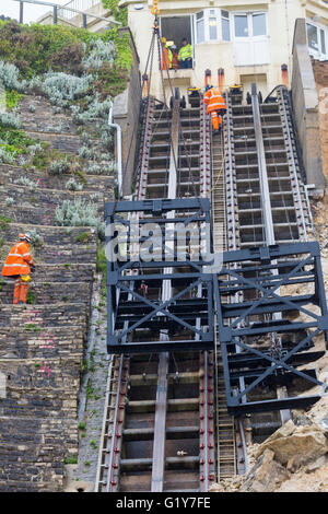 Bournemouth Dorset, Regno Unito 21 maggio 2016. Una discesa in corda doppia il lavoro di squadra per rilasciare il Edwardian funicolare ascensori. che hai danneggiato nella frana a East Cliff che è accaduto il 24 aprile. Credito: Carolyn Jenkins/Alamy Live News Foto Stock