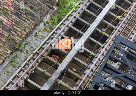 Bournemouth Dorset, Regno Unito 21 maggio 2016. Una discesa in corda doppia il lavoro di squadra per rilasciare il Edwardian funicolare ascensori. che hai danneggiato nella frana a East Cliff che è accaduto il 24 aprile. Credito: Carolyn Jenkins/Alamy Live News Foto Stock