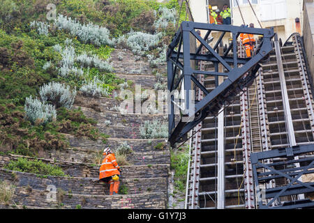 Bournemouth Dorset, Regno Unito 21 maggio 2016. Una discesa in corda doppia il lavoro di squadra per rilasciare il Edwardian funicolare ascensori. che hai danneggiato nella frana a East Cliff che è accaduto il 24 aprile. Credito: Carolyn Jenkins/Alamy Live News Foto Stock