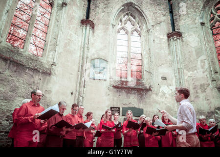 Londra, Regno Unito. 21 Maggio, 2016. Coro esegue in rovina Nunhead cappella. Il cimitero di Nunhead Giornata porte aperte. Fotografato in credito a raggi infrarossi: Guy Corbishley/Alamy Live News Foto Stock