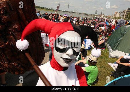 Duesseldorf, Germania. 21 Maggio, 2016. Gli adolescenti indossando costumi visto durante il giorno il Giappone a Duesseldorf in Germania, 21 maggio 2016. Migliaia di appassionati hanno partecipato alla giornata del Giappone, con molti di loro indossando costumi Cosplay. Il caso di vetrine arti Giapponesi e sportive e culiminates in uno spettacolo di fuochi d'artificio in serata. Foto: David Giovani/dpa/Alamy Live News Foto Stock