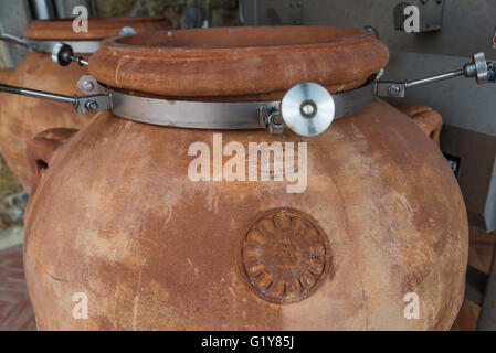 La fermentazione del vino rosso 'Dino' in anfore in cantina toscana Fontodi, Panzano (Greve in Chianti) Foto Stock