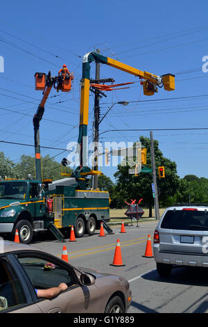 Due carrelli elevatori da un idro company lavorare sulle linee di alimentazione di taglio del traffico in Hamilton Ontario, Canada. Foto Stock