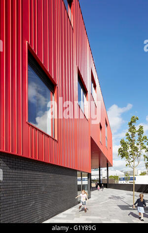 La facciata esterna della prospettiva con mattoni di colore grigio e rosso in acciaio. Plymouth Creative School of Art di Plymouth, Regno Unito. Architetto: Feilden Clegg Bradley Studios LLP, 2015. Foto Stock