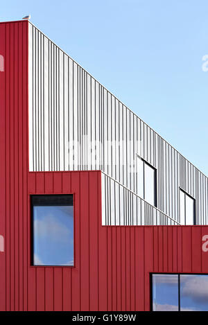 Grigio e rosso rivestimento in acciaio della facciata esterna. Plymouth Creative School of Art di Plymouth, Regno Unito. Architetto: Feilden Clegg Bradley Studios LLP, 2015. Foto Stock