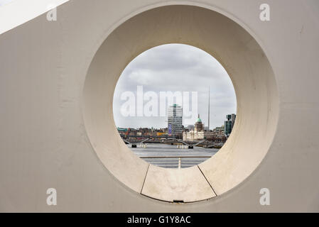 Un ponte che attraversa il fiume Liffey a Dublino, Irlanda Foto Stock