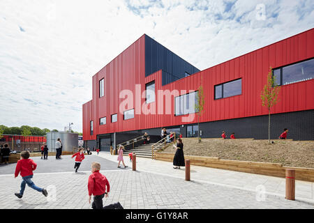 Secured area giochi all'aperto. Plymouth Creative School of Art di Plymouth, Regno Unito. Architetto: Feilden Clegg Bradley Studios LLP, 2015. Foto Stock