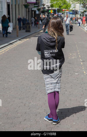 'Protect the Human' Amnesty International ha pagato la Carità fondi di strada, o chugger, che si avvicinano ai passanti per iscriversi per continuare la donazione di carità. I fundraisers pagati di strada sono a volte conosciuti come i chuggers che raccolgono i contanti, le donazioni, la sottoscrizione Liverpool, Merseyside, Regno Unito Foto Stock