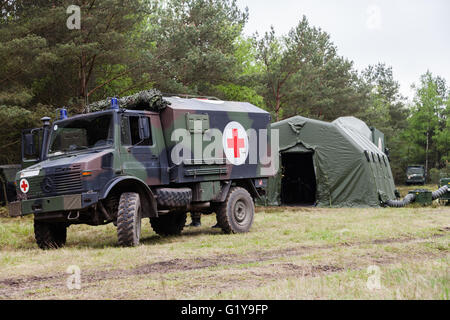 MUNSTER / GERMANIA - Maggio 2012: tedesco ambulanza militare sorge su un centro di salvataggio sistema in legno su maggio 2012 in Munster, Germania Foto Stock