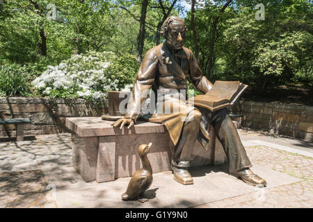 Hans Christian Andersen statua, Central Park, NYC Foto Stock