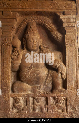 Figura scolpita di Sankhanidhi; un semi essere divino, pannello sinistro, ingresso orientale, Tempio Virupaksha, Pattadakal tempio complesso Foto Stock