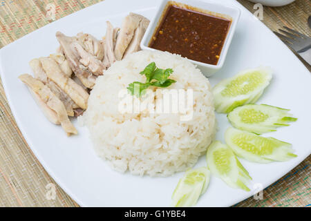 Khao Man Kai (pollo Hainanese riso, pollo cotto a vapore e riso bianco) Foto Stock