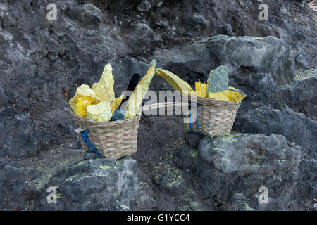 Miniere di zolfo a Kawa Ijen Volcano, Java Indonesia. Foto Stock