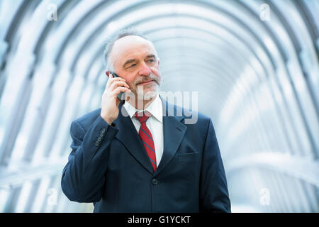 Imprenditore parlando al telefono cellulare Foto Stock