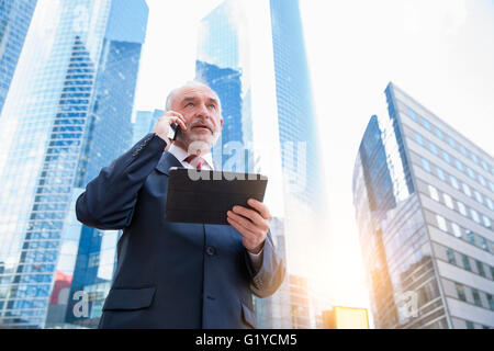 Imprenditore parlando al telefono cellulare Foto Stock