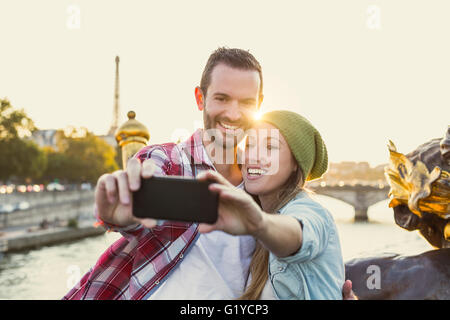 Coppia giovane in visita a Parigi Foto Stock