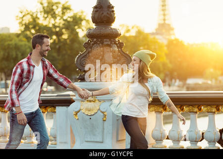 Coppia giovane in visita a Parigi Foto Stock
