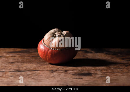 Una zucca su di un tavolo di legno Foto Stock