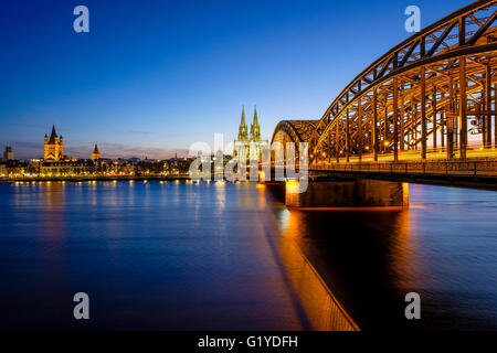 Chiesa St Martins e Cattedrale di Colonia con Hohenzollern Ponte sul Reno, crepuscolo, Colonia, nella Renania settentrionale-Vestfalia, Germania Foto Stock