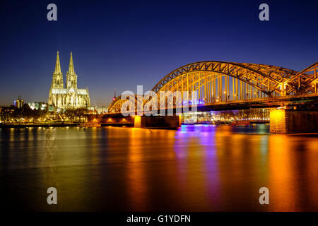 La cattedrale di Colonia con Hohenzollern Ponte sul Reno, crepuscolo, Colonia, nella Renania settentrionale-Vestfalia, Germania Foto Stock