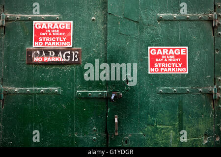 Vecchio Garagedoor, Parcheggio Vietato segni, La Valletta, Malta, Europa Foto Stock