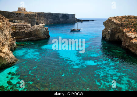 In barca alla Laguna Blu di Comino e Malta Foto Stock