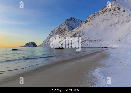 Haukland spiaggia con neve, Vestvågøy, Lofoten, Nordland, Norvegia Foto Stock