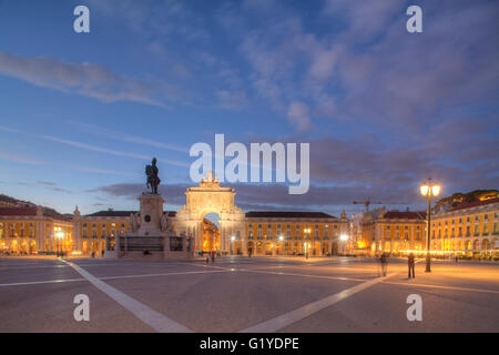 Arco da Vitoria e la statua equestre di re Jose I. a Praca do Commercio all'imbrunire, Lisbona, Portogallo Foto Stock