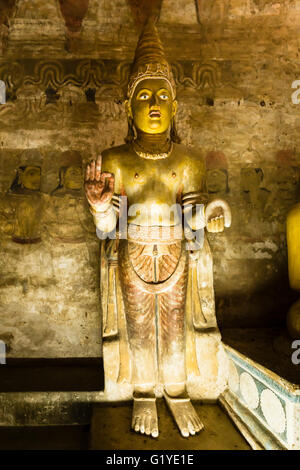 Statua buddista, grotta del Re divino, Dambulla, Sri Lanka Foto Stock