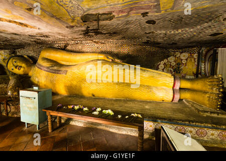 Il Buddha reclinato, grotta del Re divino, Dambulla, Sri Lanka Foto Stock