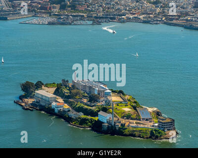 Vista aerea, da Alcatraz, la prigione di Alcatraz island con il faro di San Francisco Bay Area di San Francisco, Stati Uniti d'America, California, Stati Uniti d'America Foto Stock