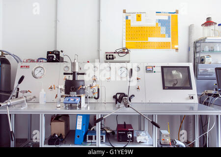 Apparecchiatura per la generazione di alta pressione a un laboratorio di geologia. Foto Stock