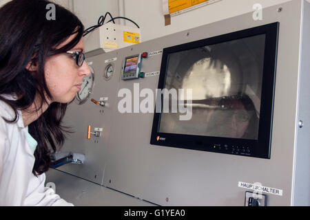 Geologo presso l'alta pressione apparato in laboratorio. Foto Stock