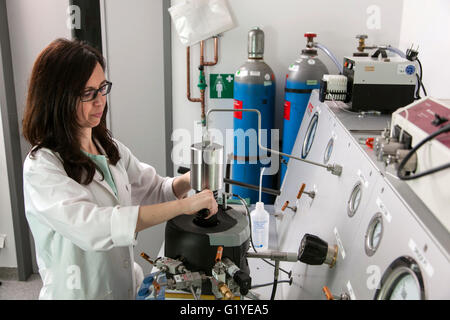 Geologo presso l'alta pressione apparato in laboratorio. Foto Stock